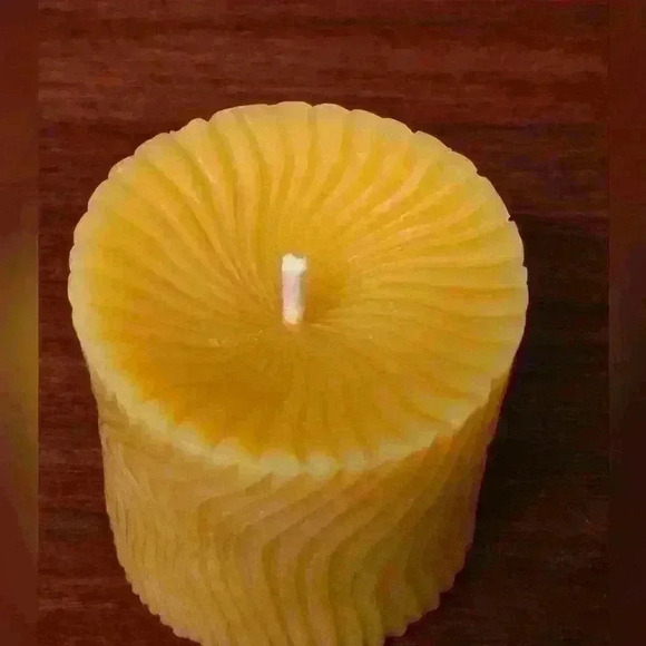100% Beeswax  Swirl Pillar Candle - Picture 3 of 10